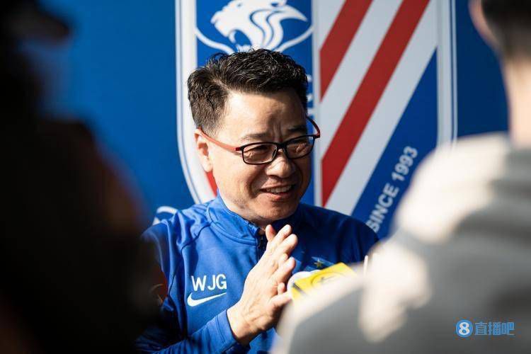 谢文儒气恼的说：你骂完我，还说不跟我一般见识？你信不信我现在个大嘴巴子抽你？韩美晴脸色浮上一层寒霜，她冷声质问道：谢文儒，你到底想怎么样？如果你实在不听劝，那我只能请你出去了，你别怪我不顾同学情面。