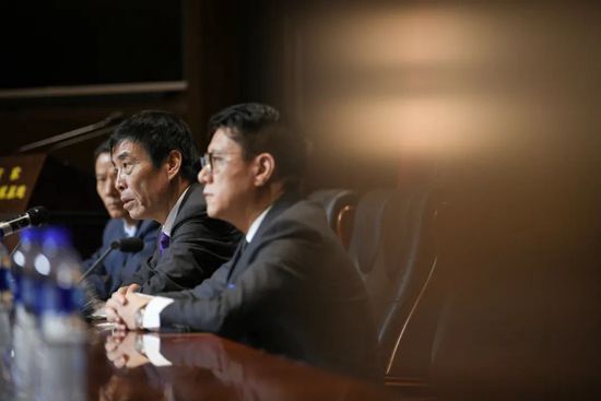 所以，他连忙站出来打了个哈哈，劝和说道：吴叔叔，吴公子，今天是我爷爷的寿宴，俗话说得好，长者为大，更何况他今日还是大寿星，你们二位无论如何也不能大动肝火、伤了咱们两家的和气啊。